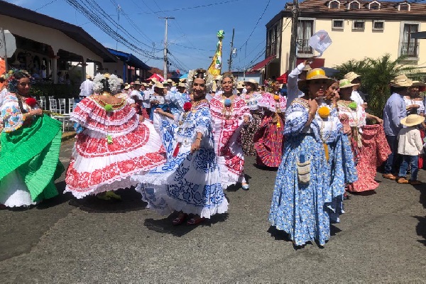 En el desfile se caculó la participación de unas 250 mil personas, en las casi 100 delegaciones que se inscribieron para participar este año. Foto. Thays Domínguez En el desfile se caculó la participación de unas 250 mil personas, en las casi 100 delegaciones que se inscribieron para participar este año. Foto. Thays Domínguez