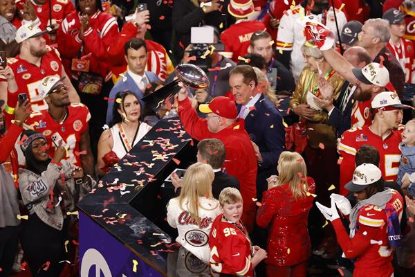 Andy Reid el coach de Kansas City Chiefs con el trofeo de campeón. Foto:EFE Andy Reid el coach de Kansas City Chiefs con el trofeo de campeón. Foto:EFE