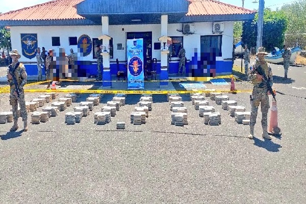 Al sureste de Mensabé incautaron 48 bultos contentivos de 1,200 paquetes de droga. Foto. Senan Al sureste de Mensabé incautaron 48 bultos contentivos de 1,200 paquetes de droga. Foto. Senan