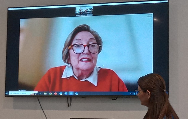 La investigadora Ana Lluch brinda detalles de la nueva terapia a través de videoconferencia.. La investigadora Ana Lluch brinda detalles de la nueva terapia a través de videoconferencia..