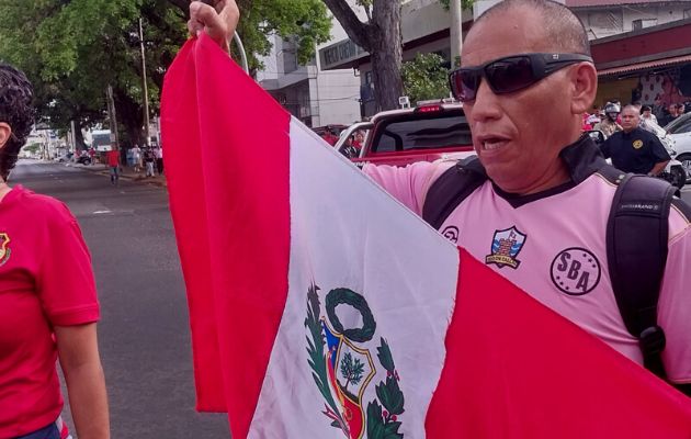 Fanáticos de clubes extranjeros despiden a Luis 'Matador' Tejada. Foto: Jaime Chávez