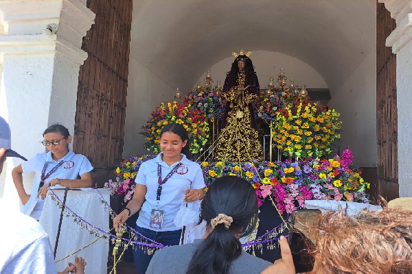 Las filas para llegar a la imagen de Jesús Nazareno de Atalaya han sido interminables.Foto. Melquíades Vásquez Las filas para llegar a la imagen de Jesús Nazareno de Atalaya han sido interminables.Foto. Melquíades Vásquez