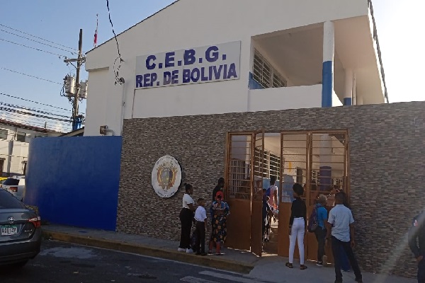 Desde temprana horas, los estudiantes junto a sus padres se dirigieron hacia los diferentes planteles que funcionan en la costa atlántica. Foto. Diomedes Sánchez Desde temprana horas, los estudiantes junto a sus padres se dirigieron hacia los diferentes planteles que funcionan en la costa atlántica. Foto. Diomedes Sánchez