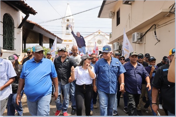 José Raúl Mulino realizó una caminata por varias comunidades de Pesé y Chitré. Foto. Cortesía José Raúl Mulino realizó una caminata por varias comunidades de Pesé y Chitré. Foto. Cortesía