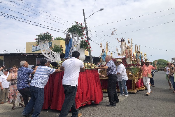 La carrera de los santos, se da en un ambiente festivo, acompañado de cantos religiosos al son del acordeón y el tambor. Foto. Thays Domínguez La carrera de los santos, se da en un ambiente festivo, acompañado de cantos religiosos al son del acordeón y el tambor. Foto. Thays Domínguez