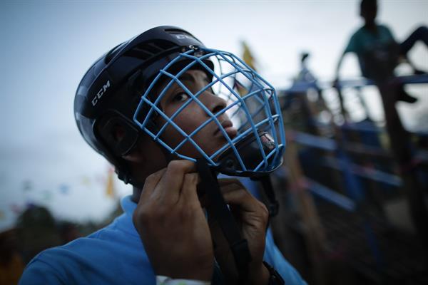 Jóvenes participan de una corrida de toros este sábado, durante el Festival Folclórico Nacional de La Mitra. Jóvenes participan de una corrida de toros este sábado, durante el Festival Folclórico Nacional de La Mitra.