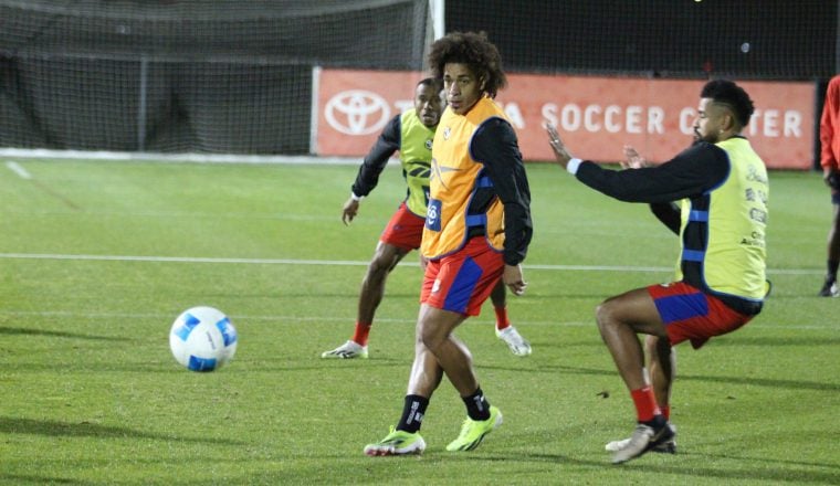 Carrasquilla (izq) y Aníbal Godoy durante los entrenamientos. Foto: Fepafut Carrasquilla (izq) y Aníbal Godoy durante los entrenamientos. Foto: Fepafut