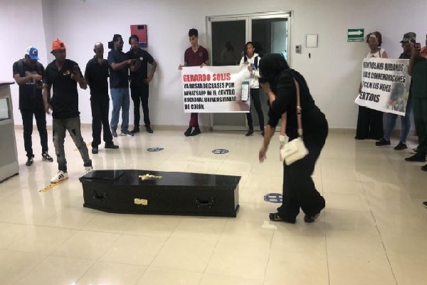 Los universitarios colonenses le exigen a la Contraloría que los apoyen para que concluyan los trabajos de mejoras que se realizan en el Centro Regional Universitario de Colón. Foto. Diomedes Sánchez Los universitarios colonenses le exigen a la Contraloría que los apoyen para que concluyan los trabajos de mejoras que se realizan en el Centro Regional Universitario de Colón. Foto. Diomedes Sánchez