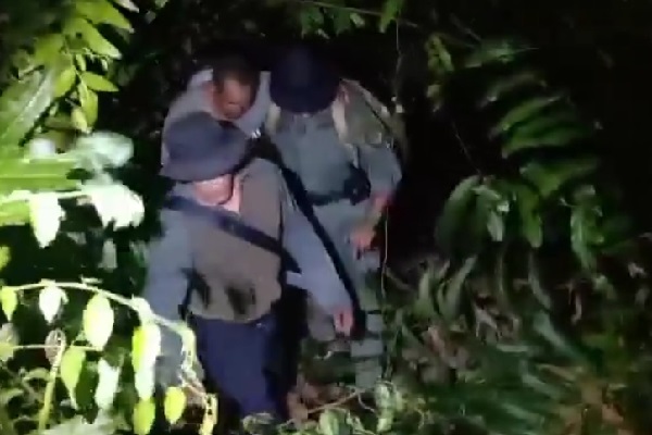 Los dos hombres, fueron encontrados desorientados y deshidratados, por lo que fueron trasladados al servicio de emergencias de la Caja de Seguro Social para ser atendidos. Foto. Policía Nacional Los dos hombres, fueron encontrados desorientados y deshidratados, por lo que fueron trasladados al servicio de emergencias de la Caja de Seguro Social para ser atendidos. Foto. Policía Nacional