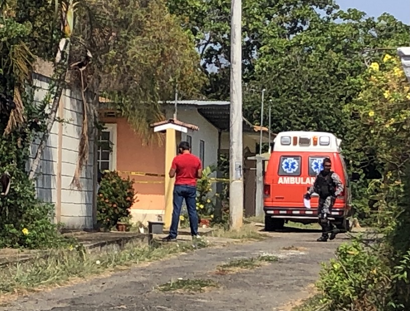 muerto-golpes_2.jpg El hombre fue hallado tendido y con algunos golpes, principalmente en la cabeza. Foto: Thays Domínguez
