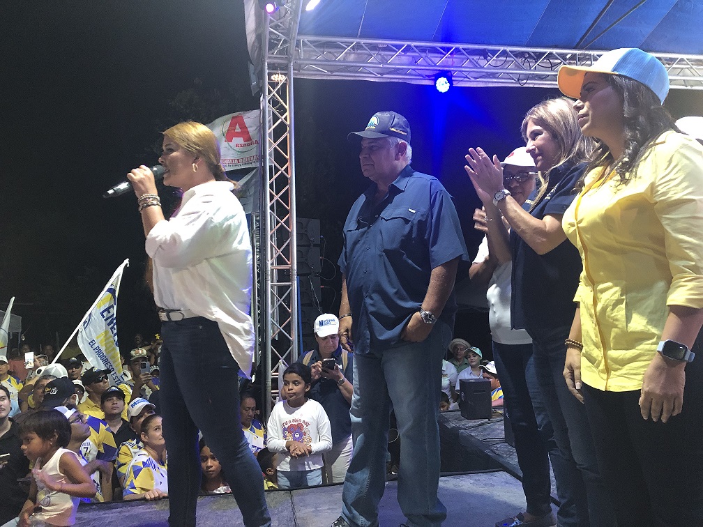 mulino-chitre-dos_0.jpg “La plata va a salir de ese cúmulo de botellas... ". "No me va a temblar la mano”, dijo Mulino. Foto: Thays Domínguez.