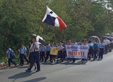 protesta-guarare_0.jpg Caminaron desde el colegio hasta el puente que está cerca de la rotonda a la entrada de Guararé. Foto: Thays Domínguez