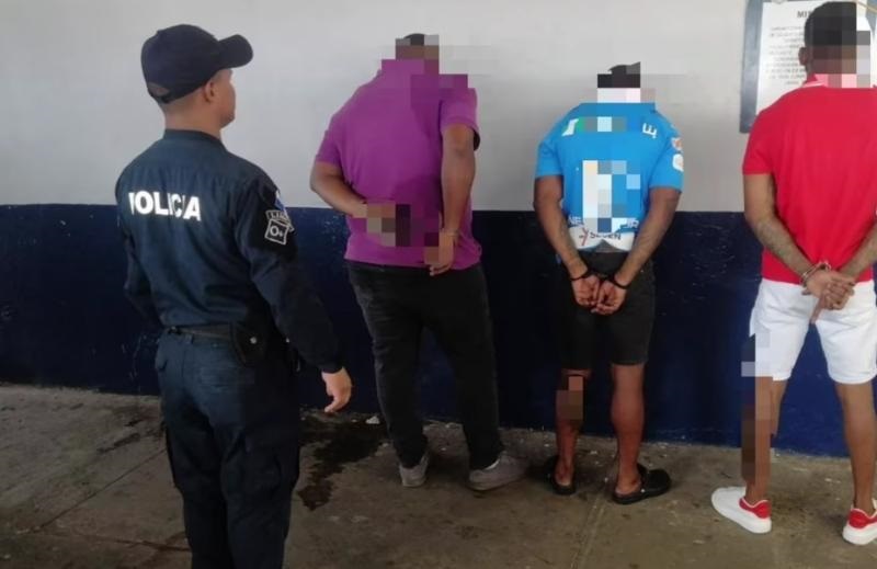 atrapan-cativa.jpg Dos de los detenidos presentan antecedentes penales por pandillerismo y posesión ilícita de armas de fuego. Foto: Diomedes Sánchez