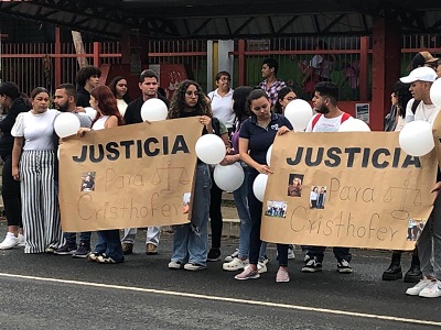 crimen-trableno_0.jpg Con una cadena humana y portando pancartas, sus compañeros universitarios exigieron justicia. Foto: Thays Domínguez