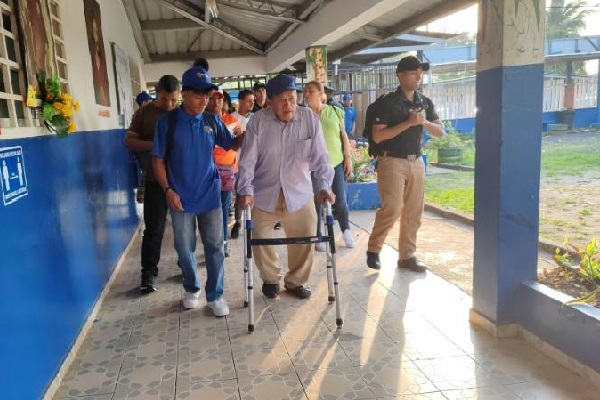 En Panamá Oeste los adultos mayores y la juventud salieron desde temprano a  votar. Foto. Eric Montenegro