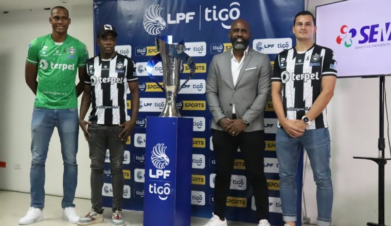 El técnico Felipe Baloy con jugadores del Tauro. Foto:LPF El técnico Felipe Baloy con jugadores del Tauro. Foto:LPF