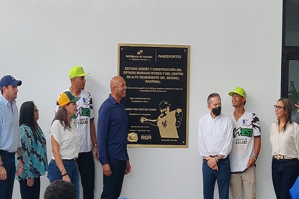 El expelotero Mariano Rivera y el presidente Laurentino Cortizo en la inauguración del estadio en La Chorrera. Foto: Eric Montenegro El expelotero Mariano Rivera y el presidente Laurentino Cortizo en la inauguración del estadio en La Chorrera. Foto: Eric Montenegro