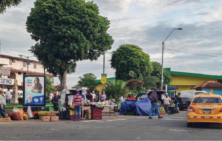 Los arrendatarios precisan que los vendedores informales afectan a los que invirtieron para tener un espacio en los mercados públicos. Foto. Eric Montenegro Los arrendatarios precisan que los vendedores informales afectan a los que invirtieron para tener un espacio en los mercados públicos. Foto. Eric Montenegro
