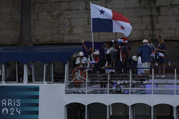 Hillary Heron con la bandera panameña en mano, saluda a la afición. Foto: EFE Hillary Heron con la bandera panameña en mano, saluda a la afición. Foto: EFE