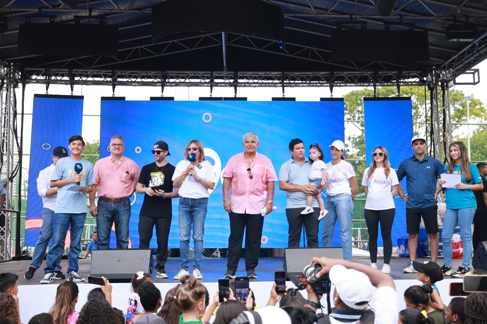 Autoridades del Gobierno junto al presidente y primera dama en la tarima. Autoridades del Gobierno junto al presidente y primera dama en la tarima.