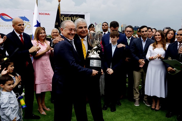 El presidente Mulino (der.) entrega a Eric Antonio Del Valle la copa del ganador. Foto: Víctor Arosemena. El presidente Mulino (der.) entrega a Eric Antonio Del Valle la copa del ganador. Foto: Víctor Arosemena.