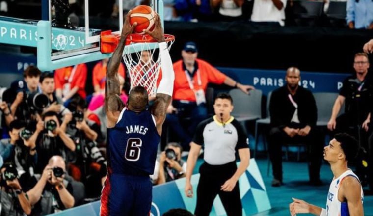 Julio Anaya observa una jugada de LeBron James de los Estados Unidos. Julio Anaya observa una jugada de LeBron James de los Estados Unidos.