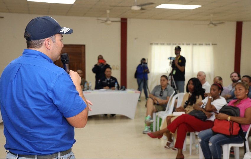 Durante una reunión el directo Jaime Fernández, explicó las estrategias que se están aplicando en materia de seguridad para Bocas del Toro. Foto. Cortesía Policía Nacional Durante una reunión el directo Jaime Fernández, explicó las estrategias que se están aplicando en materia de seguridad para Bocas del Toro. Foto. Cortesía Policía Nacional