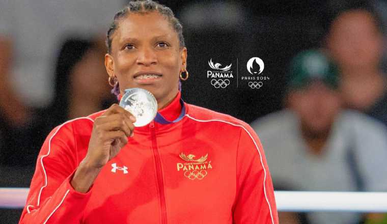 Atheyna Bylon muestra la medalla de plata. Foto: COP Atheyna Bylon muestra la medalla de plata. Foto: COP