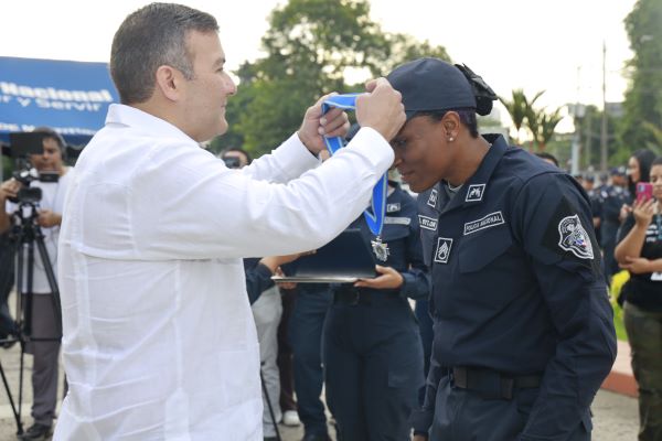 Bylon recibió su nuevo rango y fue condecorada por el director de la Policía Nacional, Jaime Fernández.Foto: @ProtegeryServir Bylon recibió su nuevo rango y fue condecorada por el director de la Policía Nacional, Jaime Fernández.Foto: @ProtegeryServir