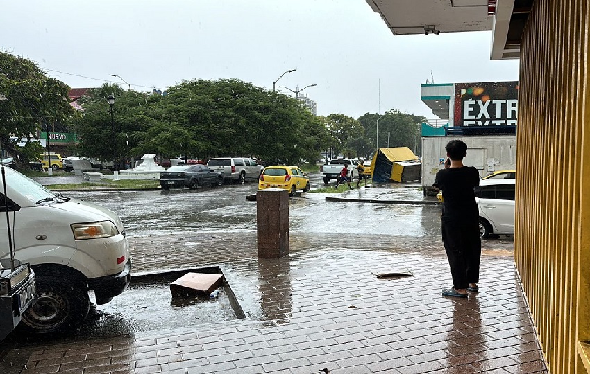 Producto de las lluvias la entrada de la comunidad de Nuevo San Juan-centro se inundó dificultando el tráfico vehicular. Foto. Cortesía Producto de las lluvias la entrada de la comunidad de Nuevo San Juan-centro se inundó dificultando el tráfico vehicular. Foto. Cortesía