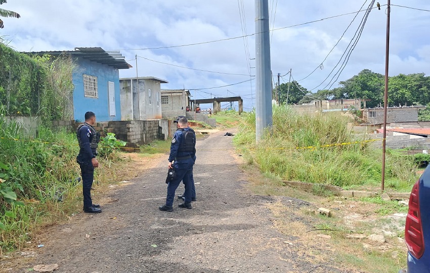 Las autoridades llevan a cabo las investigaciones para dar con los responsables del asesinato en Villa del Caribe. Foto. Diomedes Sánchez Las autoridades llevan a cabo las investigaciones para dar con los responsables del asesinato en Villa del Caribe. Foto. Diomedes Sánchez
