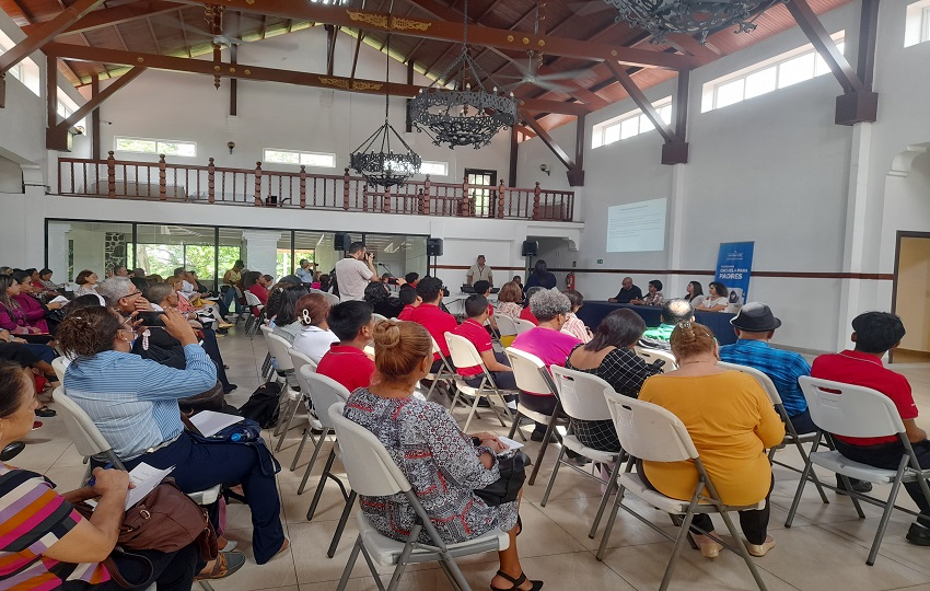 Profesores y padres de familia asistentes al evento. Profesores y padres de familia asistieron al evento. Foto: Vivian Jiménez
