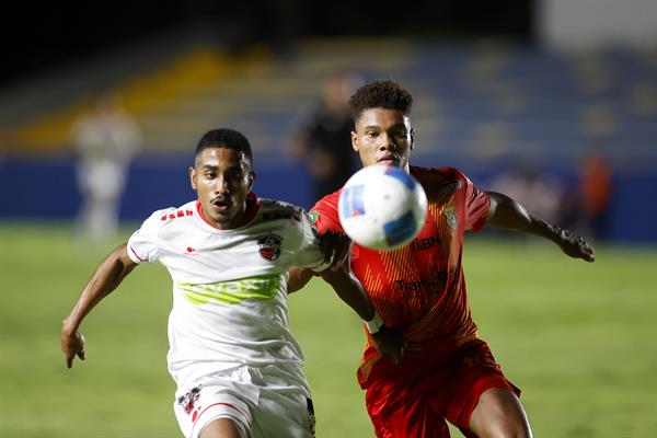 Moisés Garibaldo de San Francisco (izq.) disputa el balón con Darril Araya de Herediano. Foto: EFE Moisés Garibaldo de San Francisco (izq.) disputa el balón con Darril Araya de Herediano. Foto: EFE