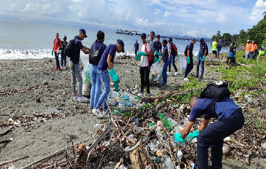 La jornada de limpieza de playas demostró el poder del trabajo en conjunto entre entidades gubernamentales, educativas y comunitarias para proteger y conservar los recursos naturales que son el pilar de la vida y la economía de la región. Foto. Cortesía. MiAmbiente La jornada de limpieza de playas demostró el poder del trabajo en conjunto entre entidades gubernamentales, educativas y comunitarias para proteger y conservar los recursos naturales que son el pilar de la vida y la economía de la región. Foto. Cortesía. MiAmbiente