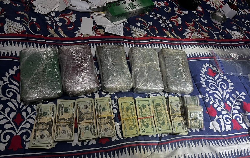 Durante el allanamiento enla residencia se encontró el dinero y la sustancia ilícita. Foto. Proteger y Servir Durante el allanamiento enla residencia se encontró el dinero y la sustancia ilícita. Foto. Proteger y Servir