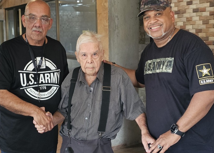 leon-_veterano_0.jpg El Sargento Retirado Esteban Blis (der.) y el ex Sargento Gómez (izq.) visitaron a José A. León (centro) en su residencia en Arraiján. Foto: Cortesía.