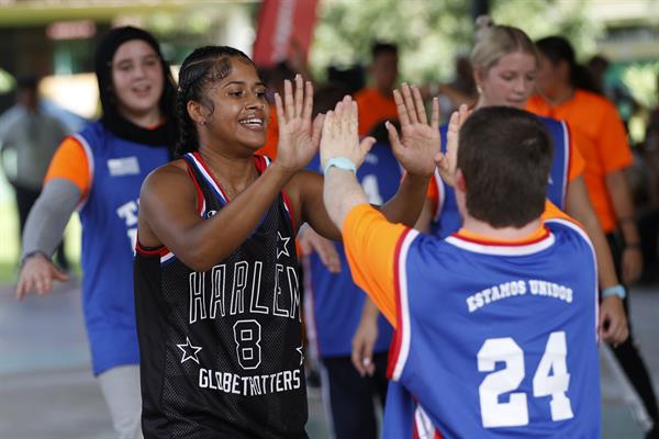  Kay 'Sushine' West del equipo de baloncesto Harlem Globetrotters, saluda a un joven durante un juego de exhibición contra el equipo de Olimpiadas Especiales de Panamá. Foto: EFE