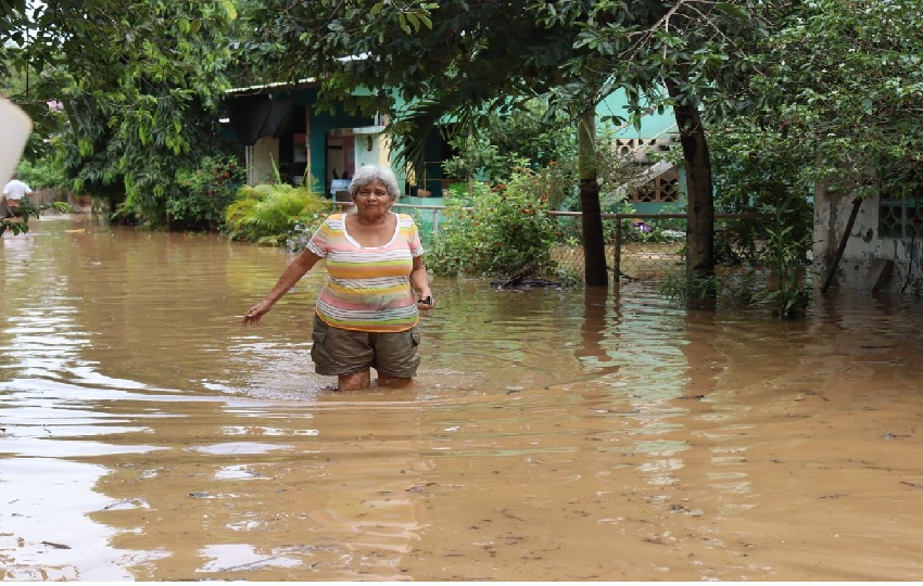 Los moradores relataron que al ver la creciente del río trataron de subir sus enseres; sin embargo, fue imposible, puesto que el volumen del agua fue más fuerte. Foto. Thays Domínguez Los moradores relataron que al ver la creciente del río trataron de subir sus enseres; sin embargo, fue imposible, puesto que el volumen del agua fue más fuerte. Foto. Thays Domínguez
