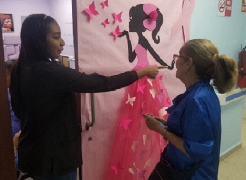 lucha-cancer.jpg La campaña de la Cinta Rosada y Celeste se mantiene en octubre en las instalaciones de la CSS en Colón. Foto: Diomedes Sánchez