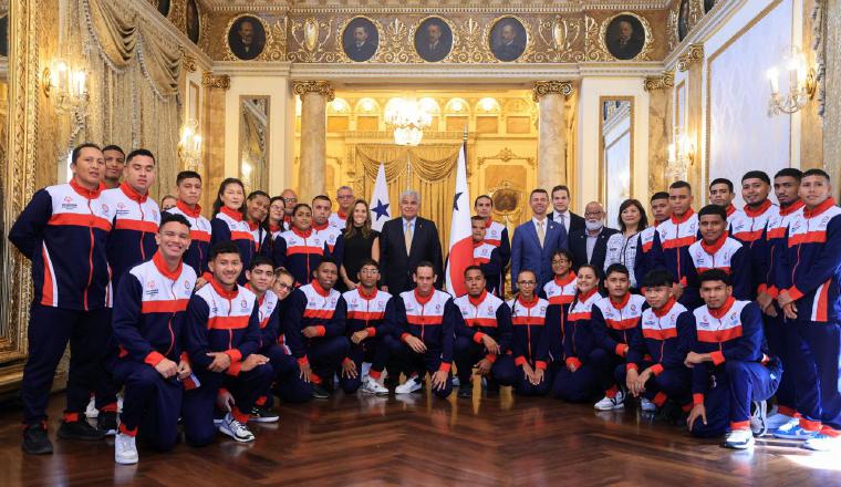 José Raúl Mulino con los atletas de Olimpiadas Especiales. Foto: Cortesía José Raúl Mulino con los atletas de Olimpiadas Especiales. Foto: Cortesía
