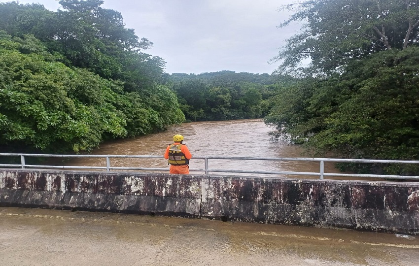 El río La Villa se salió de su cauce, provocando inundaciones en la barriada Villa Bonita. Foto. Sinaproc El río La Villa se salió de su cauce, provocando inundaciones en la barriada Villa Bonita. Foto. Sinaproc