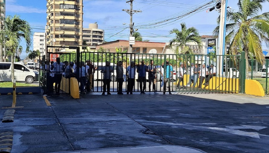 turistas-colon_0.jpg Taxistas de turismo se apostaron detrás de la puerta del terminal a la espera de que algún turista requiriera su servicio. Foto: Diomedes Sánchez .