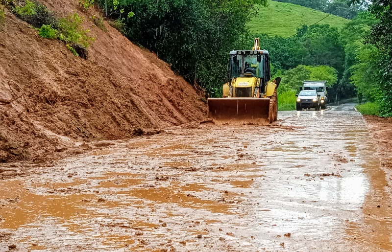 azuero-deslave2_0.jpg El MOP y otras entidades continúan atendiendo las emergencias en las vías colapsadas. Foto: Thays Domínguez.