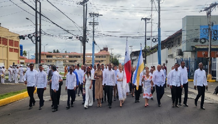 Las abanderadas de la fecha iniciaron el desfile para los colonenses. Las abanderadas de la fecha iniciaron el desfile para los colonenses.