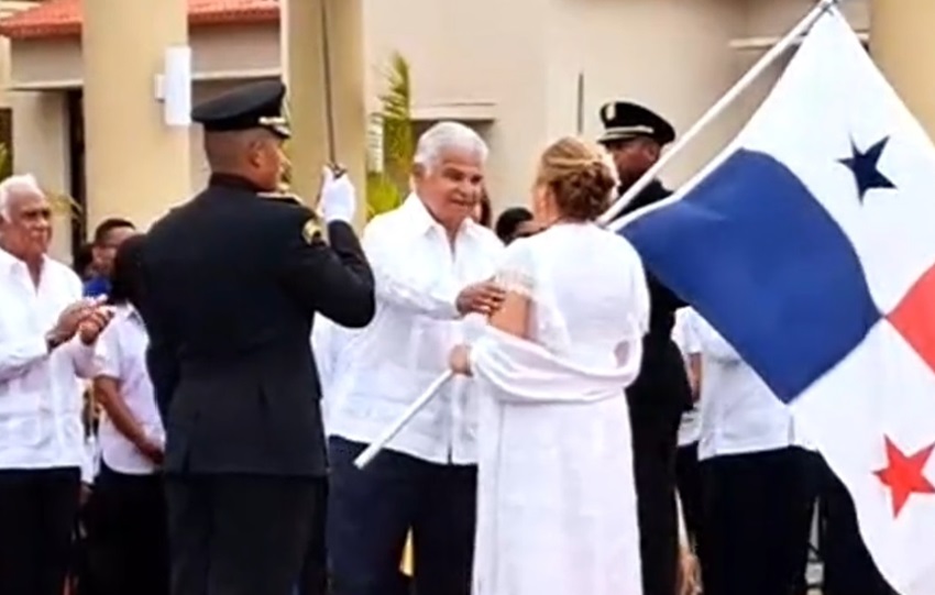 Luisa Napolitano, gerente general de la Zona Libre de Colón, recibió de manos del presidente José Raúl Mulino el pabellón nacional. Luisa Napolitano, gerente general de la Zona Libre de Colón, recibió de manos del presidente José Raúl Mulino el pabellón nacional.