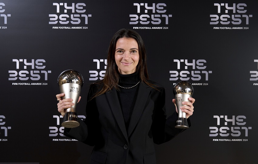 Aitana Bonmatí del Barcelona, posa con los galardonados recibidos, durante la gala de los Premios The Best celebrada en Doha. Foto:EFE Aitana Bonmatí del Barcelona, posa con los galardonados recibidos, durante la gala de los Premios The Best celebrada en Doha. Foto:EFE
