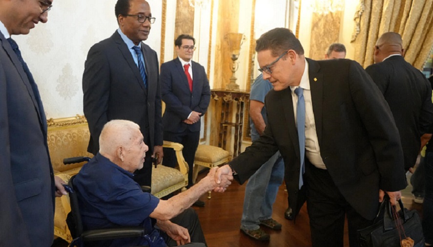 leon-abrego_0.jpg El Ministro de Seguridad Pública, Frank A. Ábrego y el Director del SPI, Óscar Beitia, le dieron la medalla de Servicio distinguido del SPI. Foto: Cortesía.