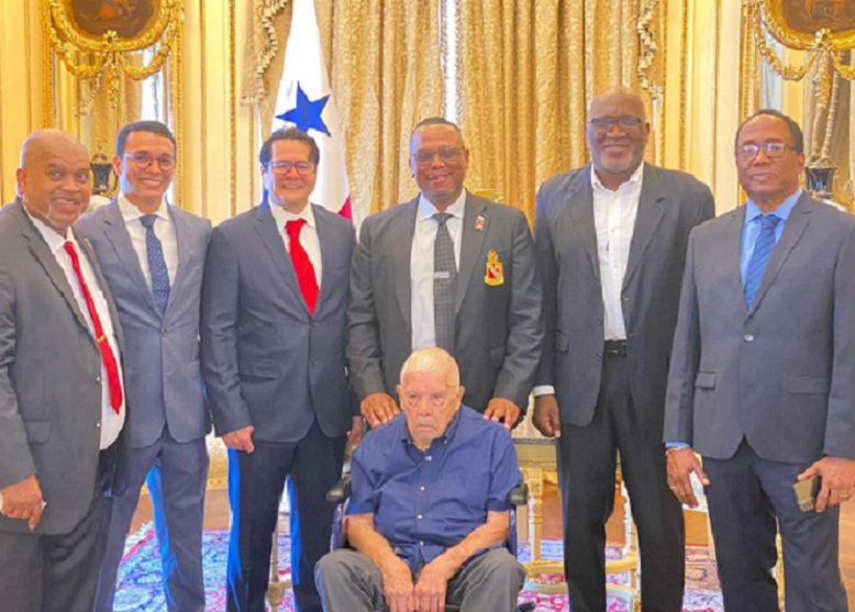 leon-bliss.jpg El Sargento León escoltado por miembros de la Fundación de Veteranos y su presidente, Esteban Blis (Izq.). Foto: Cortesía.