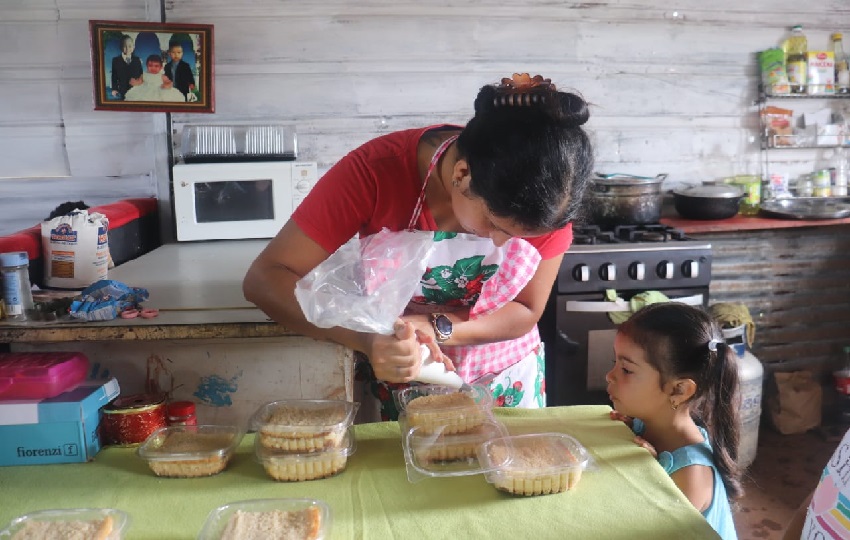 Mientras Orieli Figueroa mientras realiza sus labores de repostería supervisa la tarea de su hija. Foto. Mides Mientras Orieli Figueroa mientras realiza sus labores de repostería supervisa la tarea de su hija. Foto. Mides