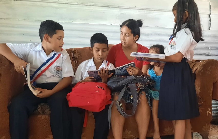 Con su trabajo esta madre vela porque sus pequeños acudan a la escuela para que en un futuro alcancen todos sus sueños. Foto. Mides Con su trabajo esta madre vela porque sus pequeños acudan a la escuela para que en un futuro alcancen todos sus sueños. Foto. Mides